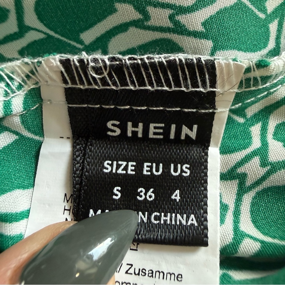💚 SHEIN Green Geometric Print Blouse 👚 Size Small - Picture 8 of 9